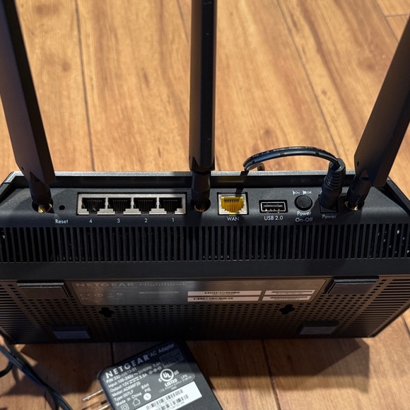 Netgear Nighthawk AC1900 Smart WiFi Router Model R7000 with Adaptor - Picture 6 of 8
